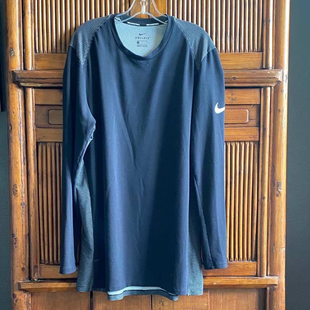 Nike Men’s Basketball Long Sleeved TShirt